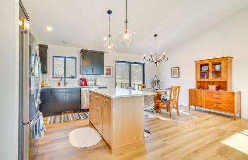 Deck with Forest Views Modern Home in Rochester! - Foto 10