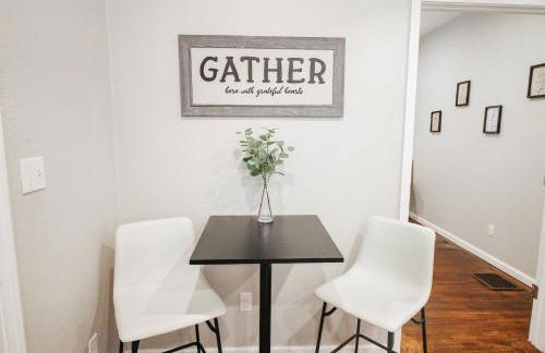 Fenced Yard and Patio W Grill plus Game Room - Foto 7