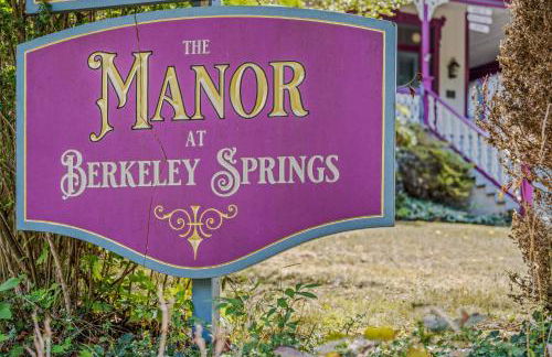 The Manor - Historic Mansion, Wifi, Covered Porch, Screen Porch, King Bed, Walk to Spas, Shops & Restaurants - Foto 3