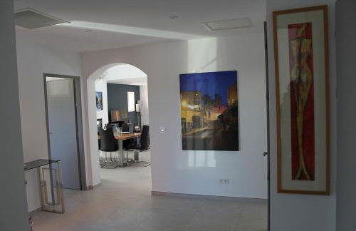 Modern 4 bedroom villa, air-conditioning, swimming pool, private gardens - Photo 9