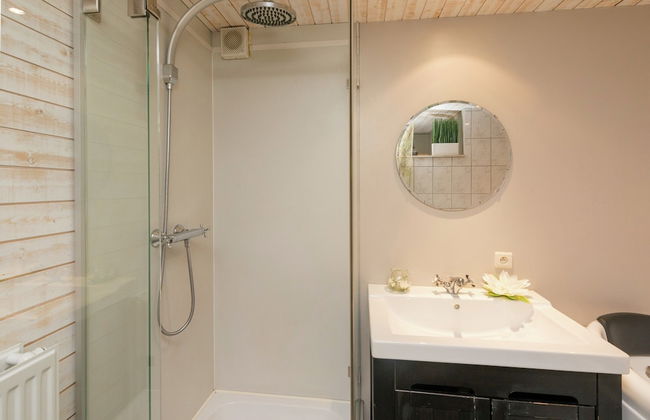 Rustic Holiday Home with Sauna & Hot Tub in Wooded Area - Foto 25