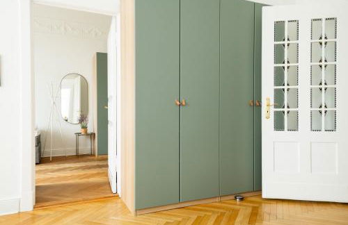 KAISER 02 by ROCKCHAIR Apartments l SUPERHOST Status l 3 Bedrooms Boxspringbeds 2 Bathrooms l Cozy Family & Business Flair 155 sqm 3 Balcony 2nd Floor Elevator up to 10 guests welcomes you! - Foto 65