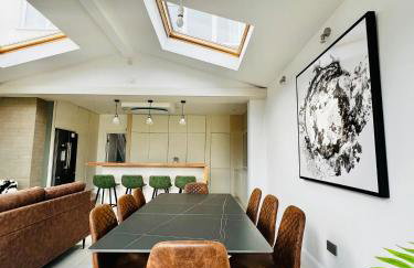 Modern 5 Bed 3 Bath House - Photo 7