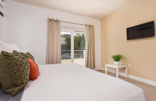 Stylish Home Prime Location with Fireplace & Patio - Foto 12