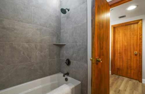 #1Condo Glacier Resort Pool Golf HotTub Sauna Gym - Foto 27