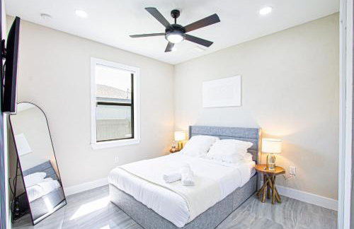 Luxurious Waterfront Home with Heated Pool and Jacuzzi - Foto 23