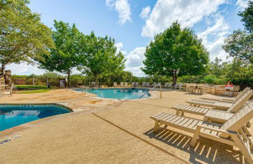 Scenic View! Lake Travis Cabin Near Pools and Marina - Foto 40