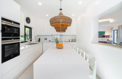 Luxury Private Family Villa with Pool AC & Parking - Foto 12