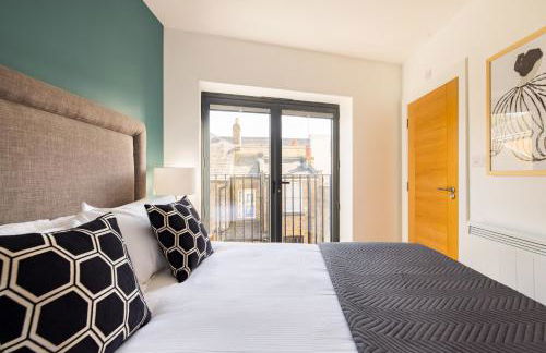 Staines Riverside by Charles Hope - Foto 24