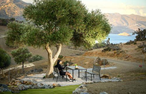 Secluded Luxury Villa w Jacuzzi & Stunning Views - Photo 9