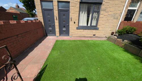 Numero Uno Ensuite 3BR Flat Hot Tub Wifi Parking Contractor and Group Friendly - Foto 3, Garden view