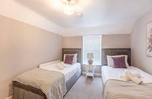 Charming 3BR Cottage Near Windsor and Sights - By Tempstay - Foto 13