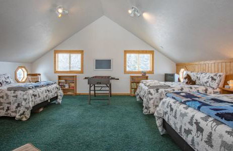 Chester Currents by KABINO Riverfront on Henrys Fork Air Conditioning Boat Launch Foosball Pool Table Huge Yard Garage WIFI - Foto 39