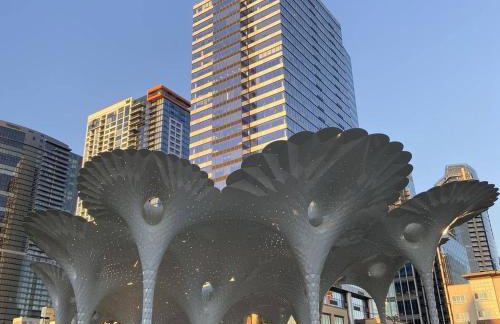 Cozy DT Bellevue Apt | Fast Wi-Fi & Free Parking - Foto 46