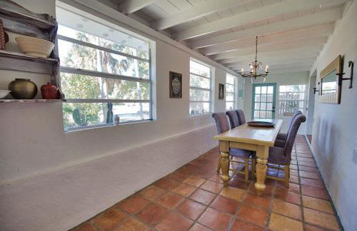 Pet Friendly & Firepit Minutes to Beach Sleeps 6 - Foto 2