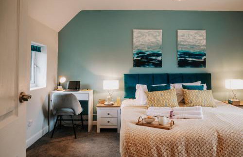 Spacious 4-bed Ample Parking Fast WiFi Contractor Family Friendly - Photo 6