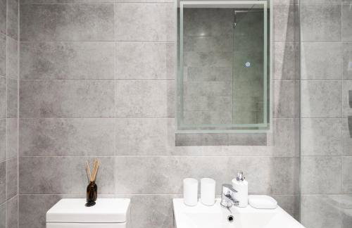 Cozy Vibes Refined 2BR Flat - Photo 26