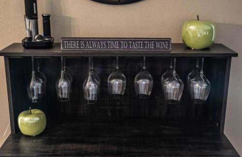 Pool! Quite, Private, remodeled home on the hill - Foto 18