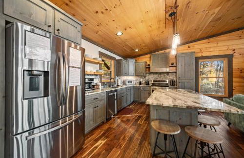 Chardonnay Chalet - Luxe Modern Chalet - Hot Tub, Wi-Fi, Fire Pit, Game Room, Amazing Deck - 15 min to Blue Ridge - Foto 9