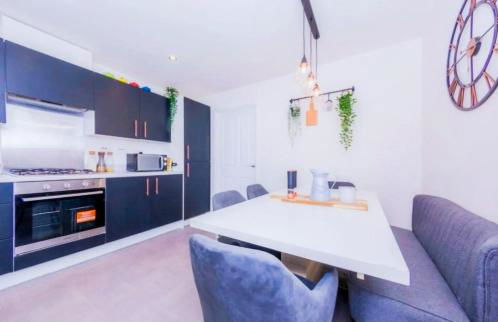 Spacious Townhouse for Contractors and Families - Photo 2