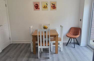 Modern 3-Bed House in Rotherham, WiFi, Garden & Free Parking - Foto 17