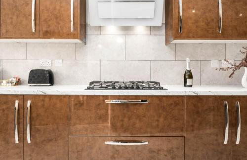 Four Bed House - Sleeps 7 - Garden - Parking - Smart TV 6COK - Photo 12