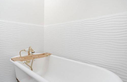 Charming Victorian Oasis with an Elegant and Spacious Haven - Foto 29