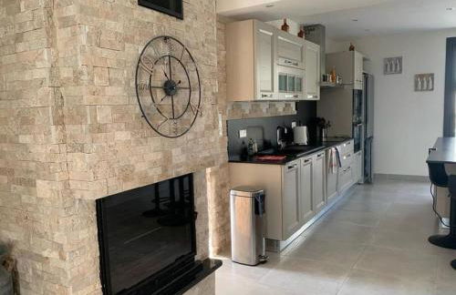 Rez de maison neuve Piscine WiFi Poolhouse en Pierre - Foto 10