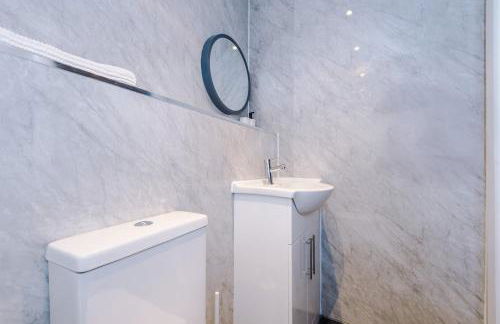 Cohost Partners Cozy Stay Heart of Warrington - Photo 25