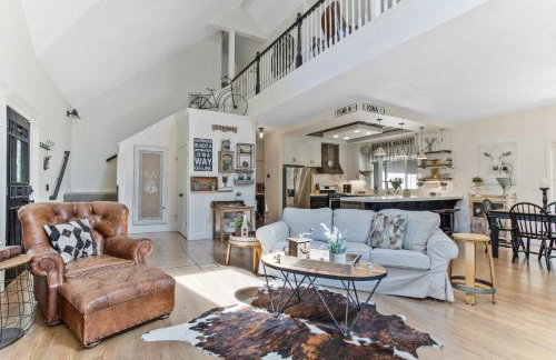 Charming 4BR Wine Country Getaway with Spa & Firepit - Foto 6