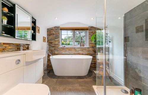 Whimsical Countryside Escape with Sprawling Garden - Foto 4