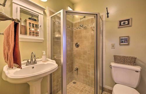 Quaint and Family-Friendly Watertown Farmhouse! - Foto 16