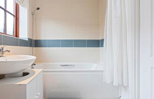 Cozy 2bed flat with free parking near Willen Lake in Milton Keynes - Foto 12