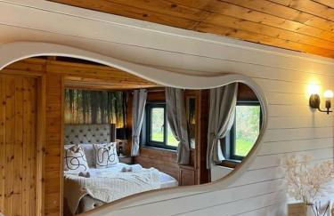 Otter 1 - Private Hot Tub - Bali Inspired Lodge - Bath - Longleat - Wiltshire - Photo 60