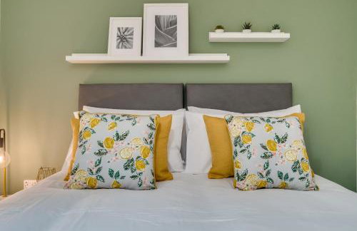 Chic and Bright Apartment Near the Water - Photo 7