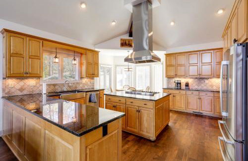 Lakefront Haven with Hot Tub and Game Room in Hickory! - Foto 10