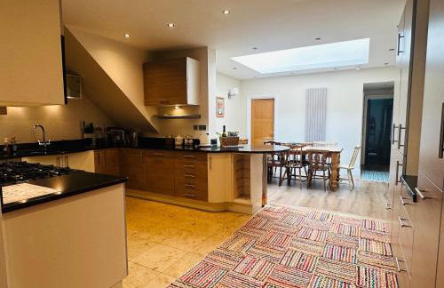 5 Bed Luxury Townhouse with Hot Tub, Rooftop Terrace, Perfect for Groups, Near Cruise Terminal - Foto 13