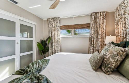 Luxury Home with Hot Tub & Outdoor Oasis blocks from the Beach - Foto 58