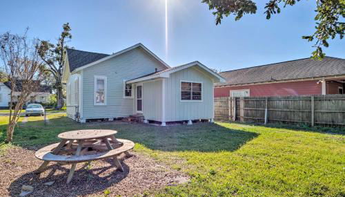 Lake Charles Cottage with Fireplace and Yard! - Foto 2