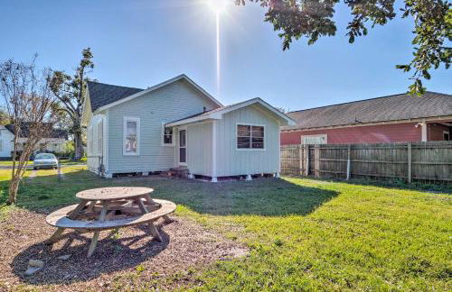Lake Charles Cottage with Fireplace and Yard! - Foto 2