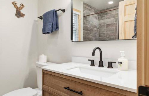 Pondview 4BR Cabin-Walk to Caverns, Hot Tub, Wi-Fi - Foto 11