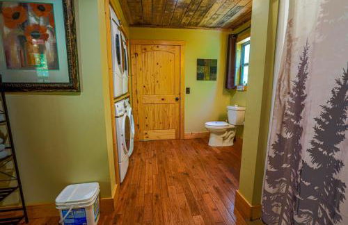 New Listing! Wine Country Retreat - 2 Bed, Hot Tub - Foto 16