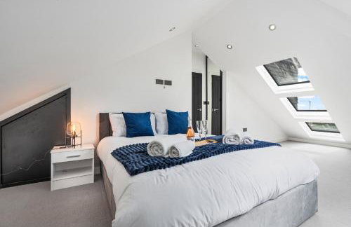 Stunning Penthouse-Style 2-Bed Uxbridge - Photo 3