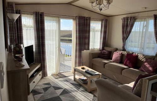 2 bed, 2 bath with decking overlooking the fishing lake at Sand Le Mere - Foto 13