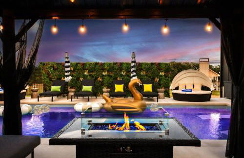 Designer Home with Hot Tub BBQ & Hill Views - Foto 1