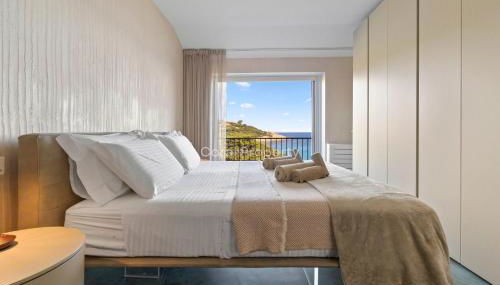 Luxury Seafront Apartment - Beach Access - Parking & WiFi - by Coral Property - Foto 5, towels, wardrobe