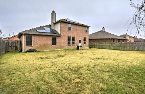 Quiet Arlington House with Yard near Joe Pool Lake! - Foto 2