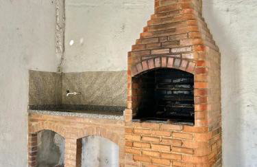 Casarão Miguel Pereira - Refúgio na Natureza com Lareira Externa, Piscina, Fondue e Amplo Jardim - 12 Min do Parque Terra dos Dinos - Foto 25