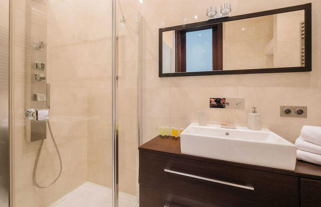 Modern Apartment Across the Ponds - Foto 23