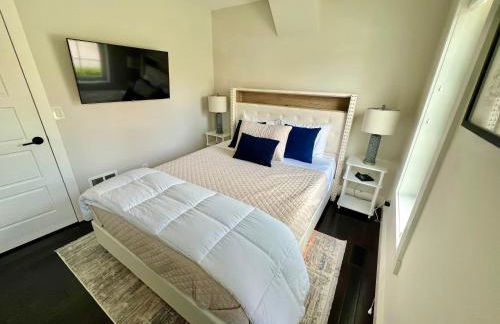 Upscale Azure by Saratoga Stays - Photo 25